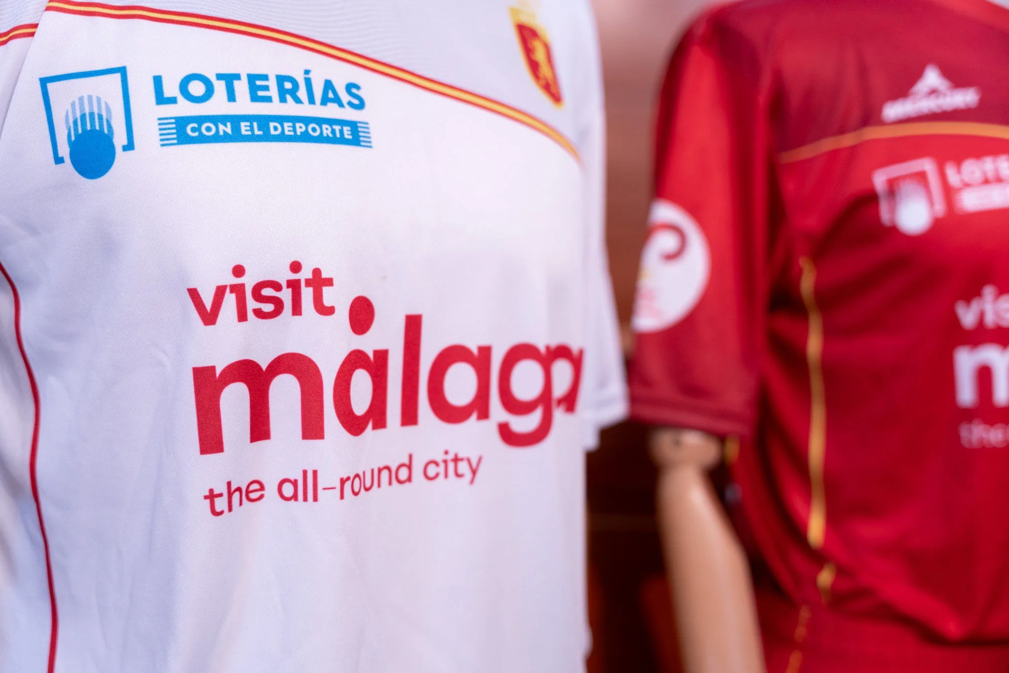 MÁLAGA SE UNE A LA RFEH COMO PATROCINADOR DE LA CAMISETA DE LOS REDSTICKS