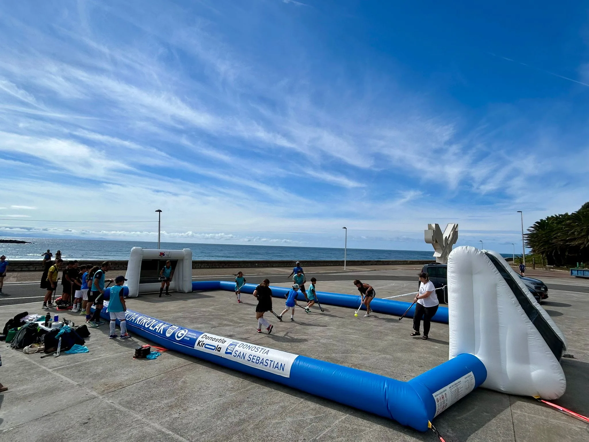 ÉXITO ROTUNDO EN LA JORNADA DE PROMOCIÓN DEL HOCKEY HIERBA EN SAN SEBASTIÁN